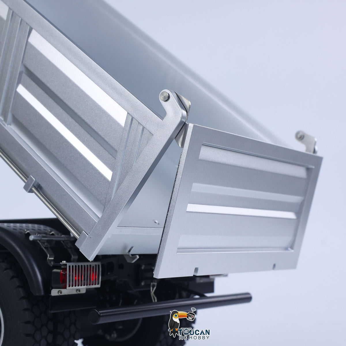 1/14 RC Dump Truck Plastic 5702 brake lights and reverse lights on
