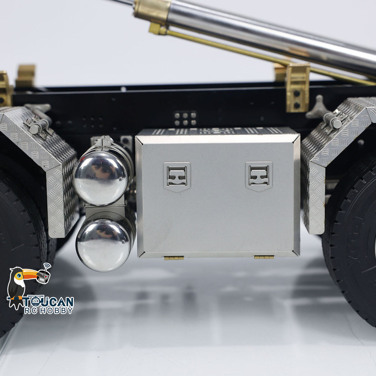 15. 1/14 TH-X G88 Roll-Off Truck Without Rear Steering and Lift Rear Axle View  
