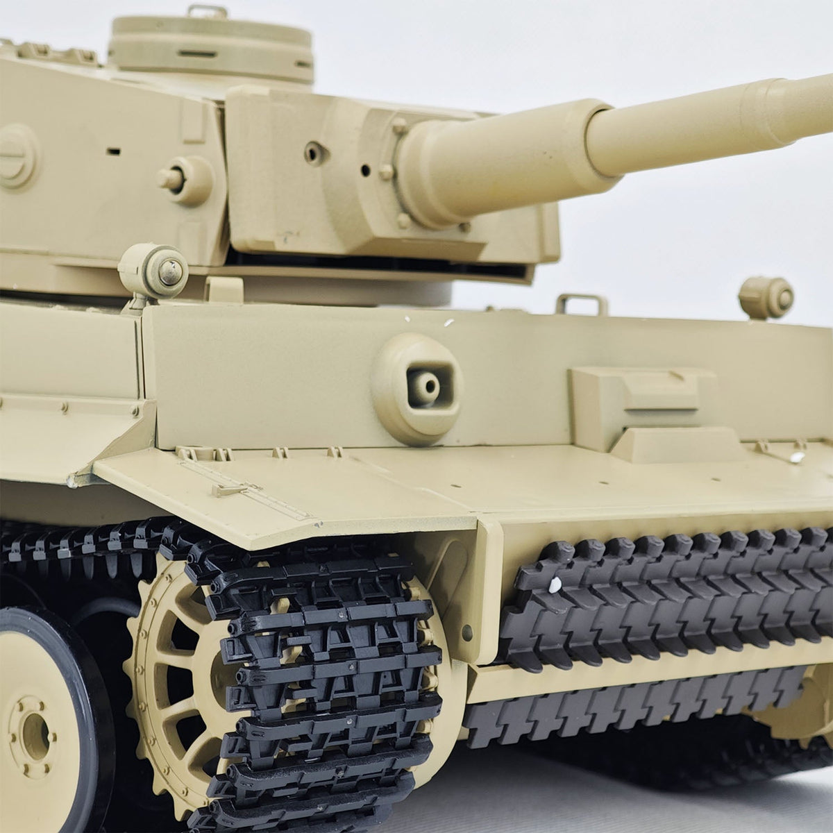 2.4Ghz Henglong 1/16 7.0 Plastic German Tiger I 3818 RTR RC Tank BB IR Barrel Recoil Metal Suspension Arm Gearbox Smoke Special Spray Painting