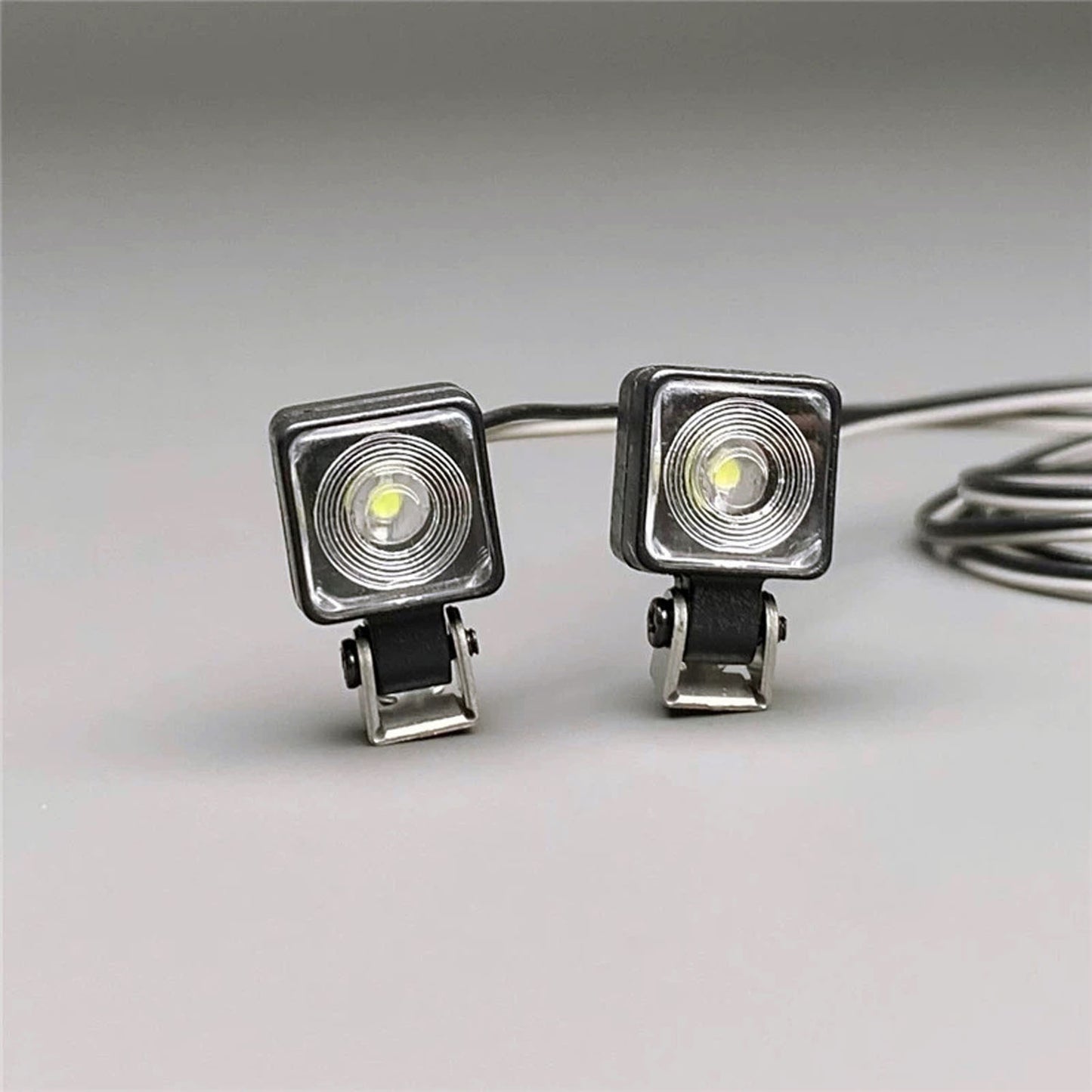 1Pair 2.2V-3V LED Plastic Spotlight 8mm Lamp for DIY 1/14 RC Tractor Truck Model 770S FH16 Crawler Off Road Car Excavator Vehicle