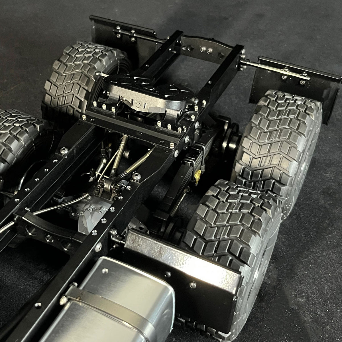 JDM-218B 1/14 6*6 Funkgesteuerter Geländewagen-Bausatz Metallchassis Differentialsperren RC-LKW-Modell Kunststoff-Autoschale