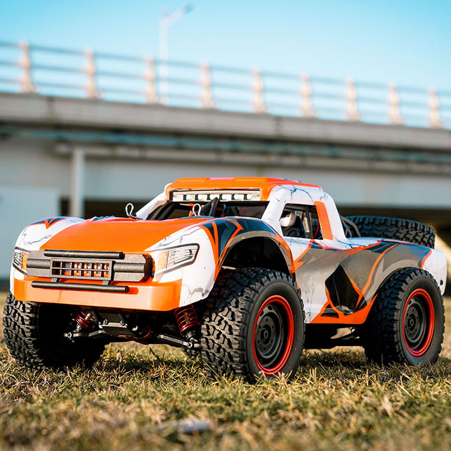 1/14 2,4G RC Hochgeschwindigkeits-Geländewagen 70KM/H Drahtlose Steuerung 4WD Auto Q130B Bürstenloser Motor Servo Batterie LED Lichter RTR