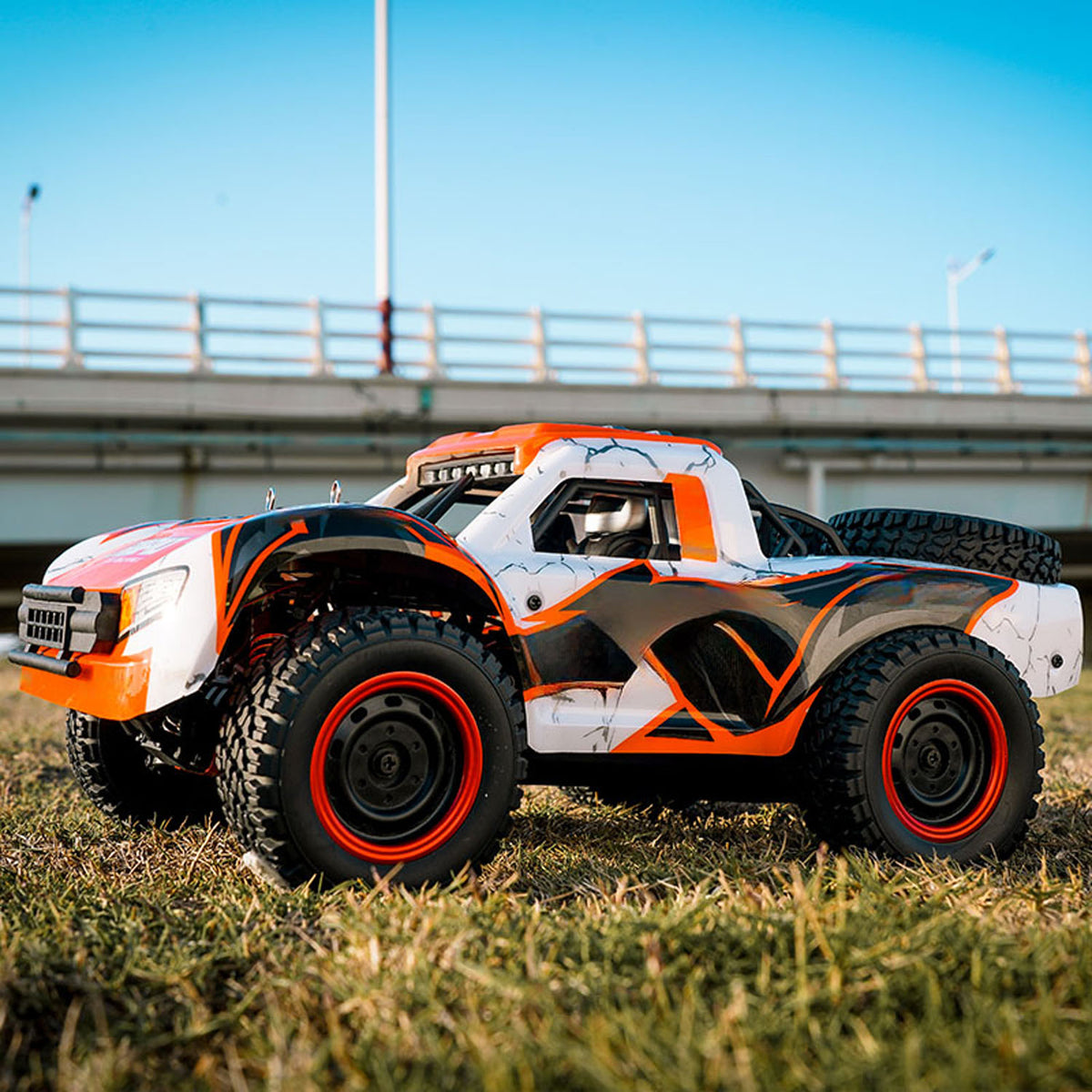 1/14 2,4G RC Hochgeschwindigkeits-Geländewagen 70KM/H Drahtlose Steuerung 4WD Auto Q130B Bürstenloser Motor Servo Batterie LED Lichter RTR