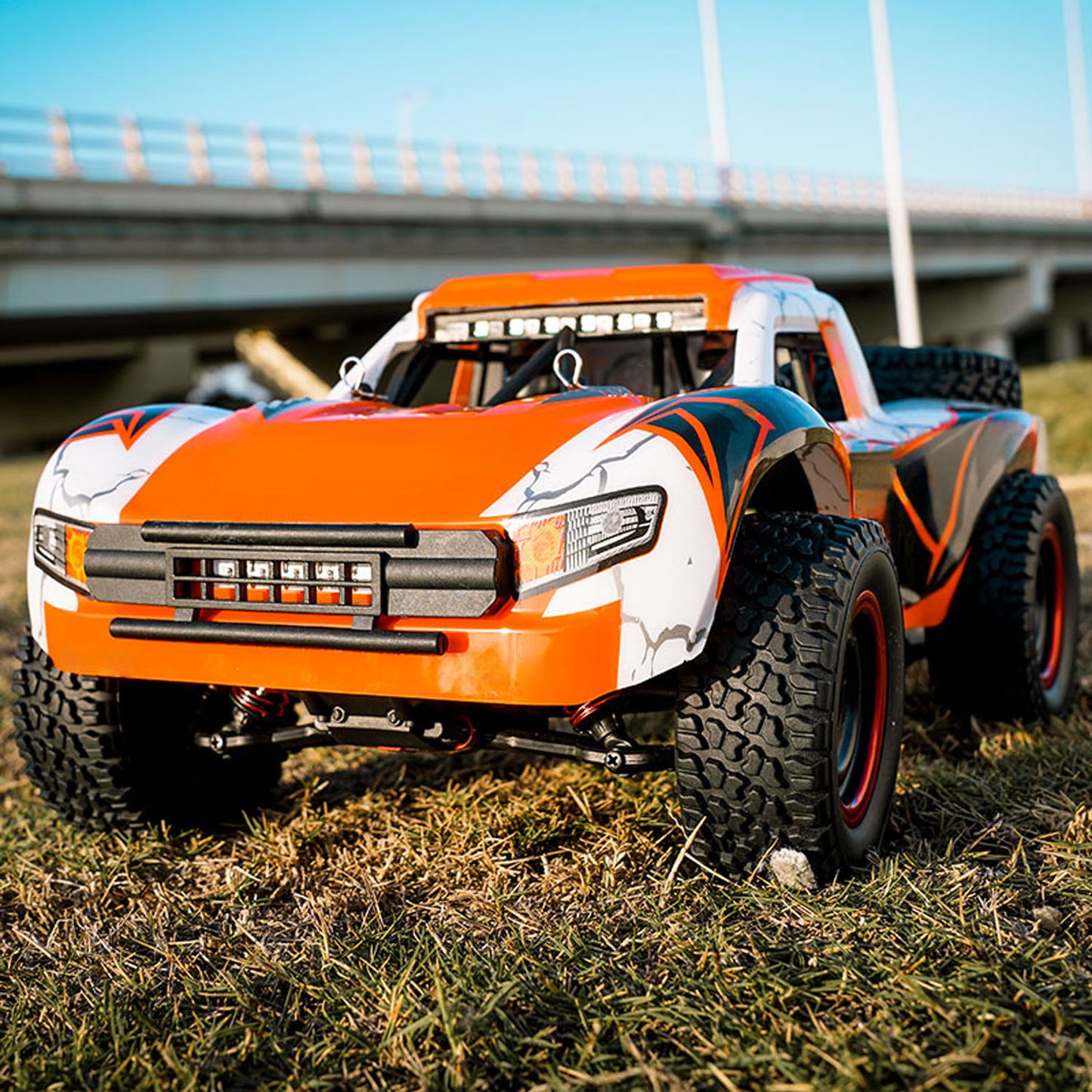 1/14 2,4G RC Hochgeschwindigkeits-Geländewagen 70KM/H Drahtlose Steuerung 4WD Auto Q130B Bürstenloser Motor Servo Batterie LED Lichter RTR