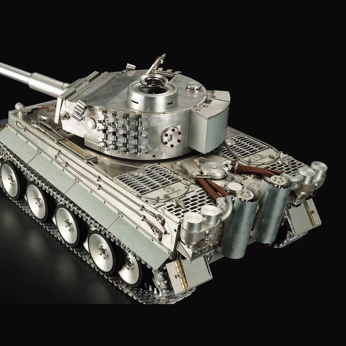 Henglong 1/6 Full Metal German Tiger I RTR RC Tank 3818 with Barrel Recoil 360 Degrees Turret BB Unit Infrared Combat Smoke