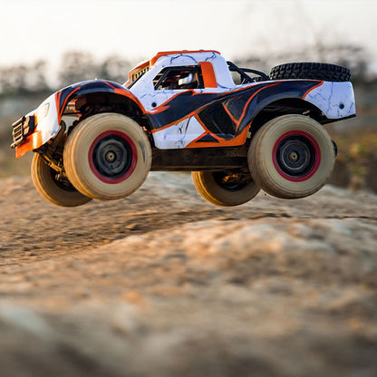 1/14 2,4G RC Hochgeschwindigkeits-Geländewagen 70KM/H Drahtlose Steuerung 4WD Auto Q130B Bürstenloser Motor Servo Batterie LED Lichter RTR