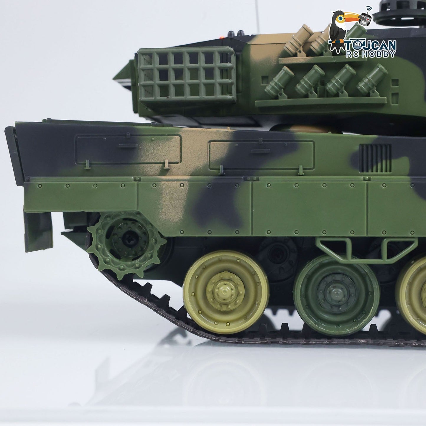 Henglong 1/24 Plastic 3809 Leopard2A5 RC Tank Model with BB Unit Infrared Combat Spray Water Turret Elevation and Depression Sound Light