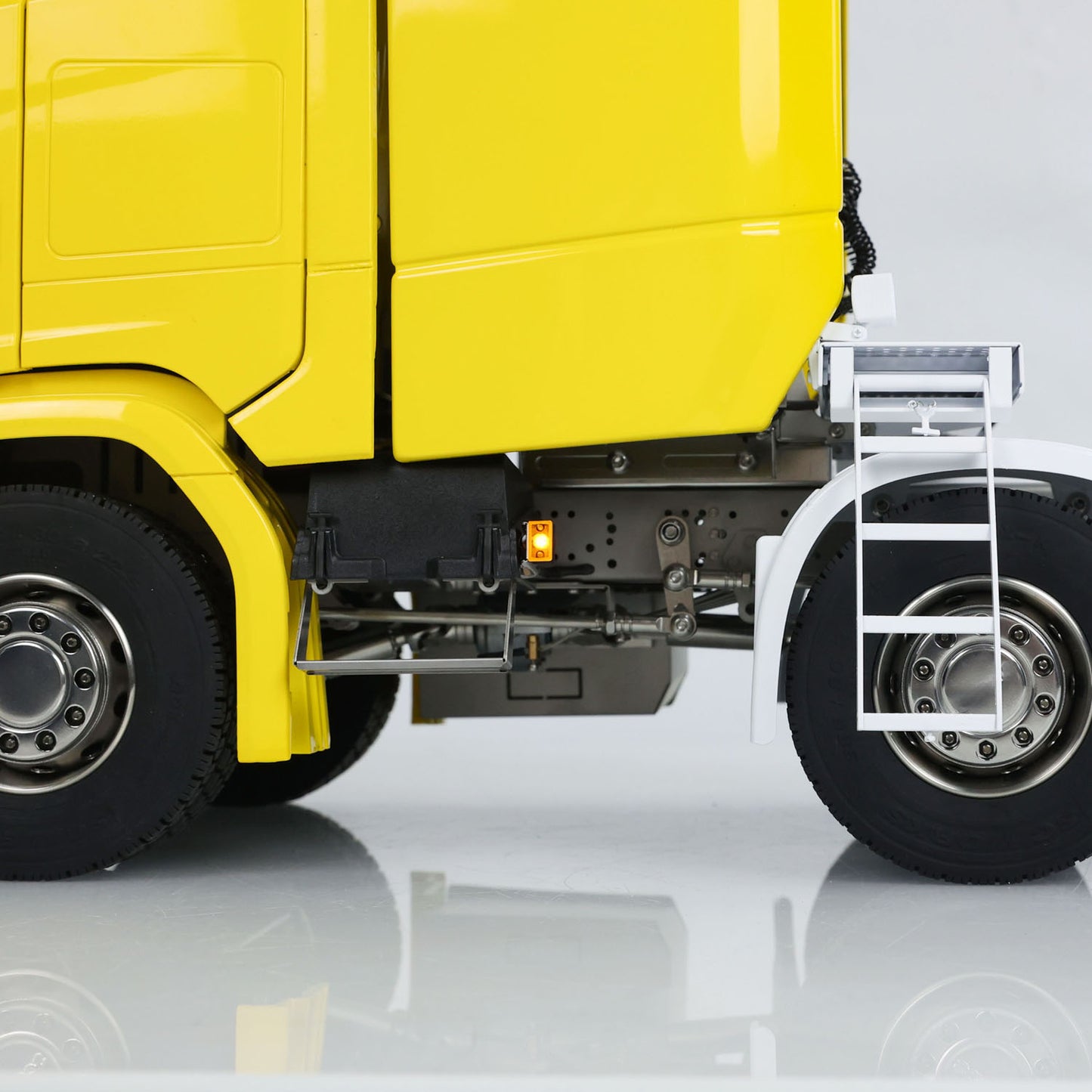 770S 1/14 RC Sattelzugmaschine 8x8 RTR Elektroauto Vollmetallchassis 3-Gang-Getriebe mit Differentialsperrenachsen
