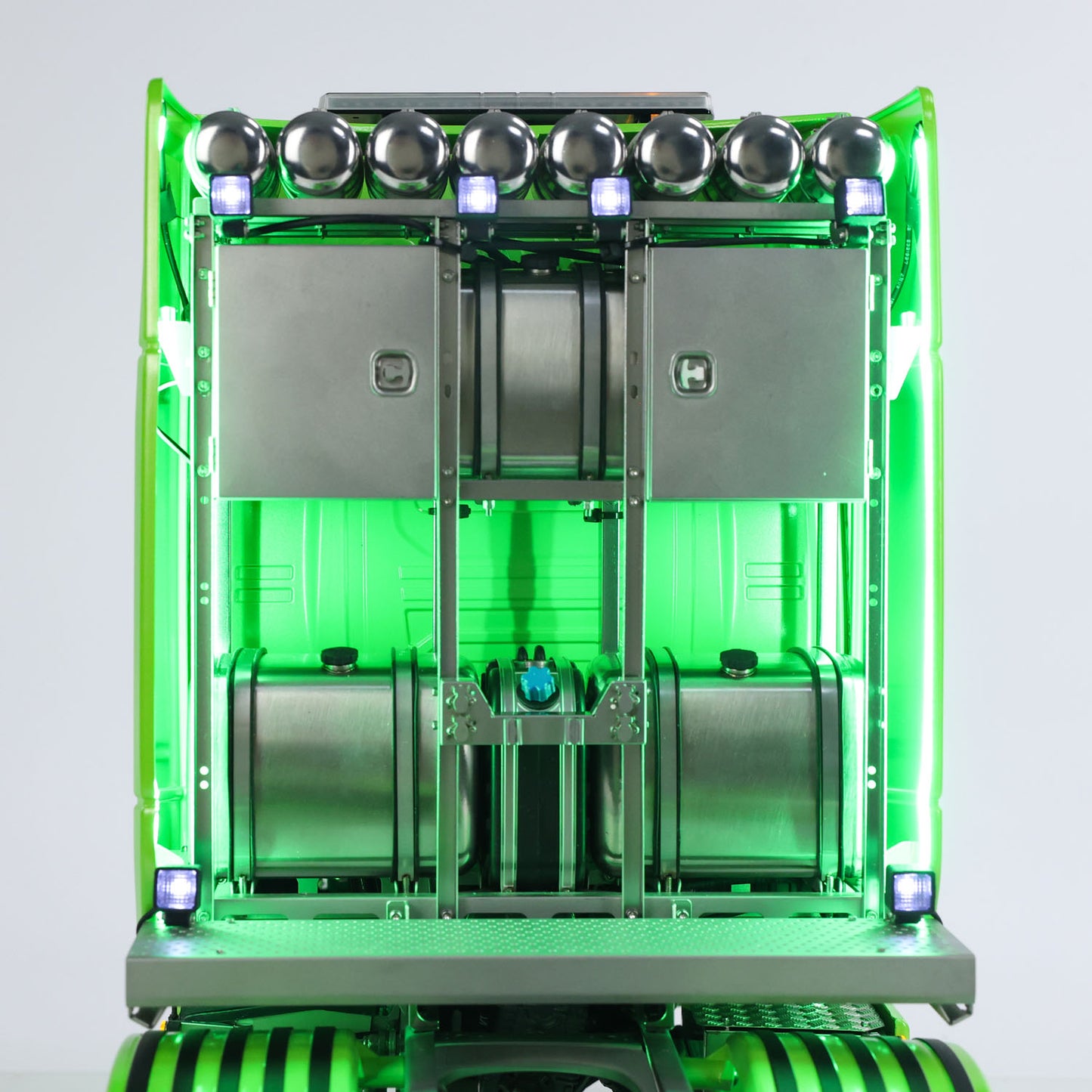 8x8 Metallchassis 1/14 RC Sattelzugmaschine 770S Funkfernsteuerung LKW ST8 Sender Batterie RTR Warnleuchten Scheinwerfer Magnetdach