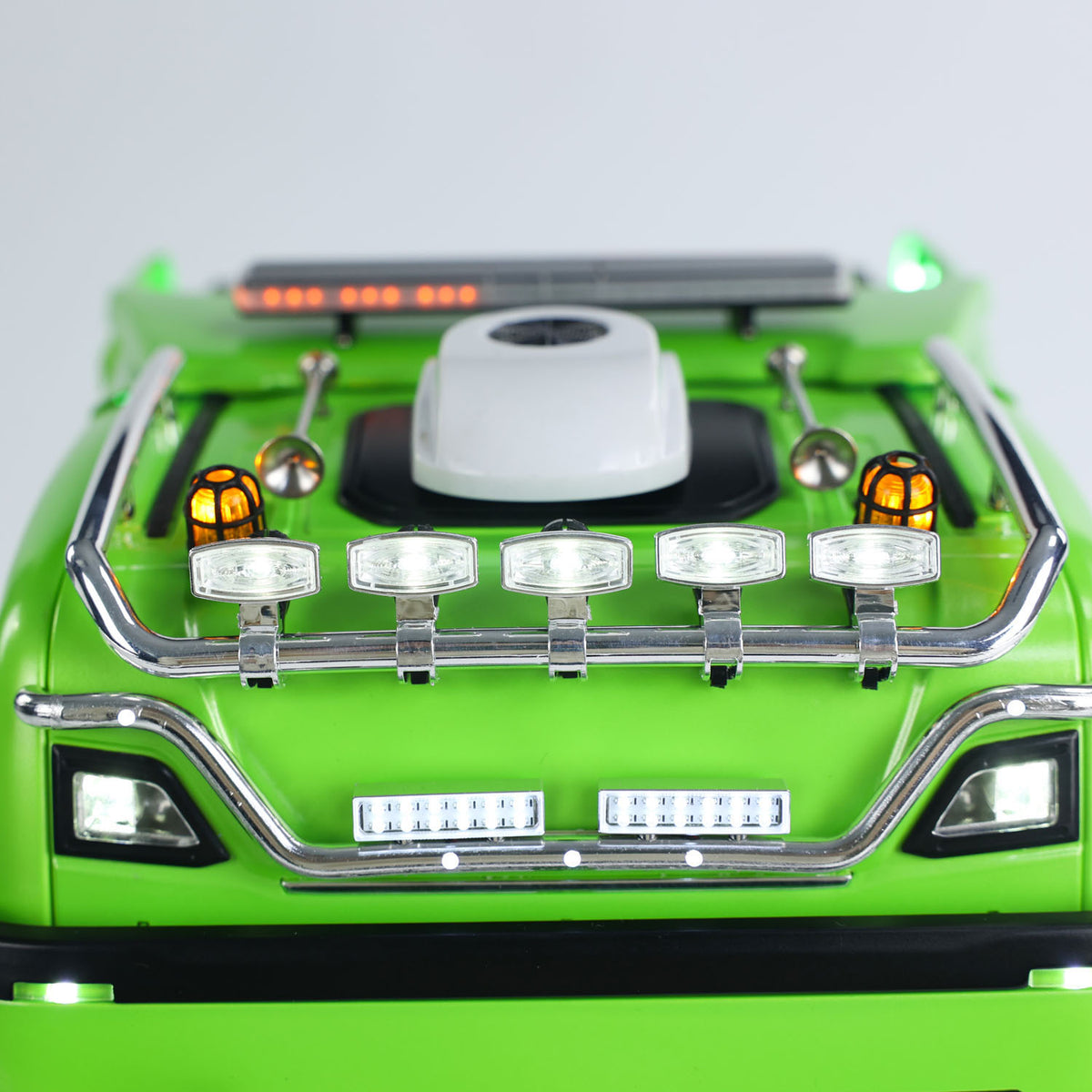 8x8 Metallchassis 1/14 RC Sattelzugmaschine 770S Funkfernsteuerung LKW ST8 Sender Batterie RTR Warnleuchten Scheinwerfer Magnetdach