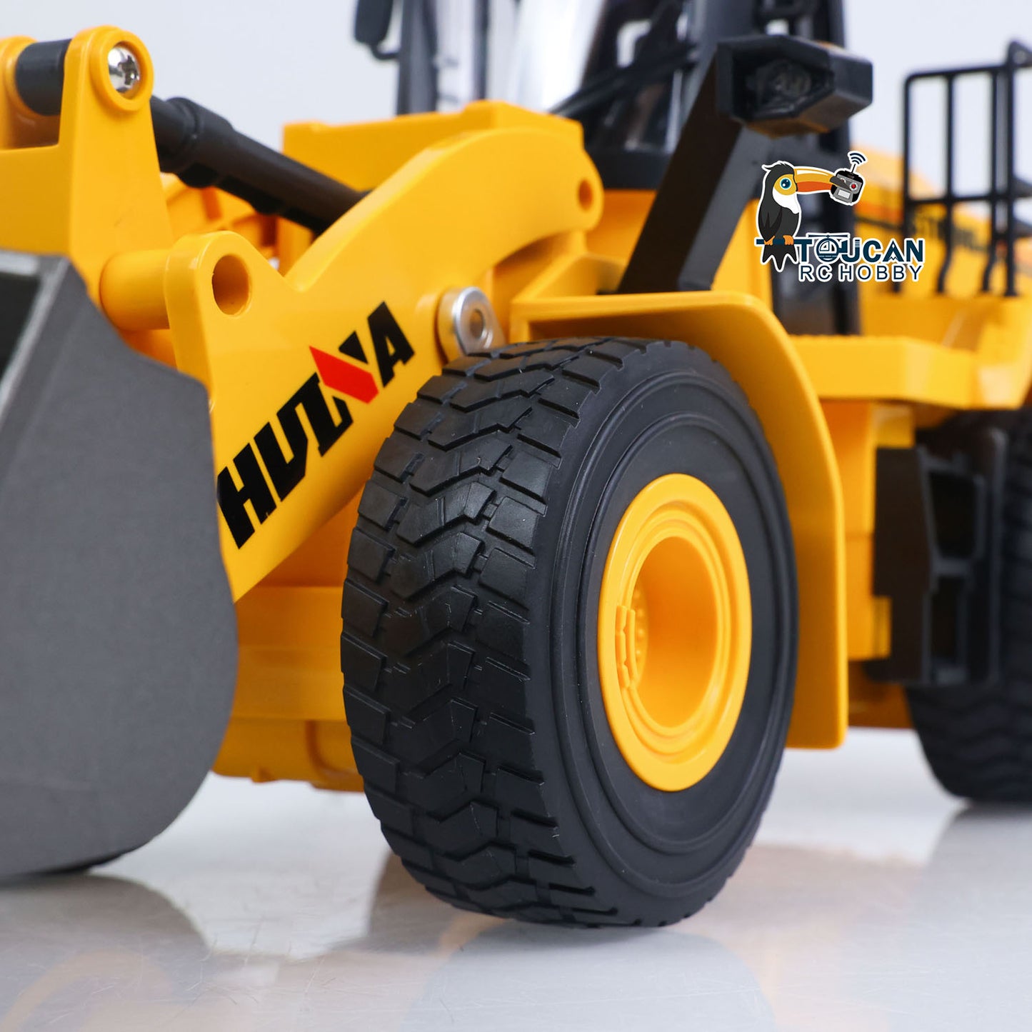 HUINA 1/16 Half Metal Electric Remote Control Loader 552  Mini RC Engineering Vehicle Model Radio Lights Effect Sounds Effects