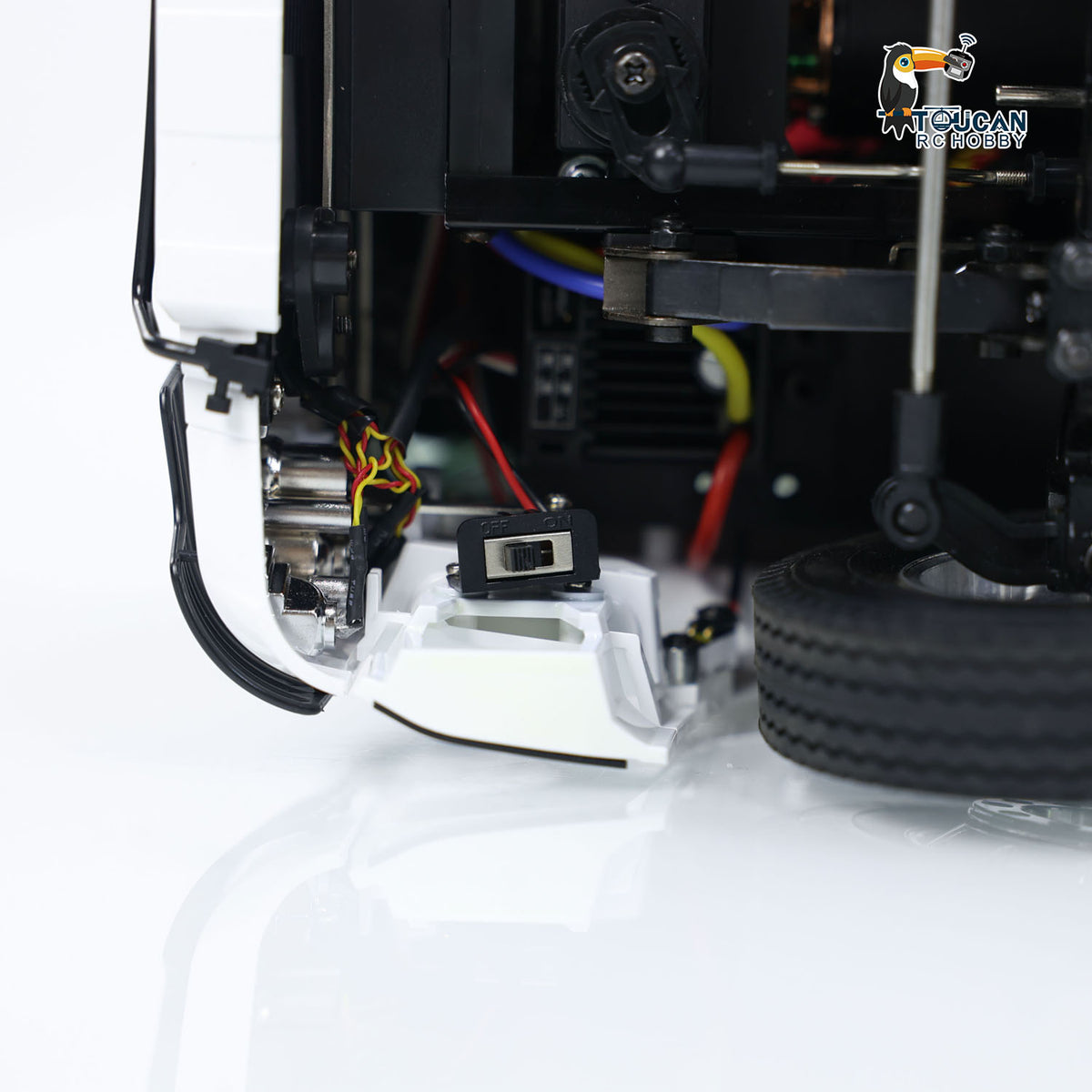 9. 1/14 Scale 6x6 Fire Truck Red White Black YLL PS011 Rear Axle and Diff Lock Detail  
