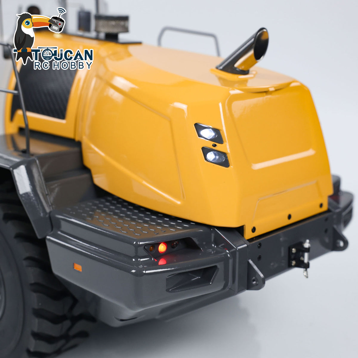 9. 1/14 Scale Metal RC Loader 580 with Hydraulic Pump Underneath View  

