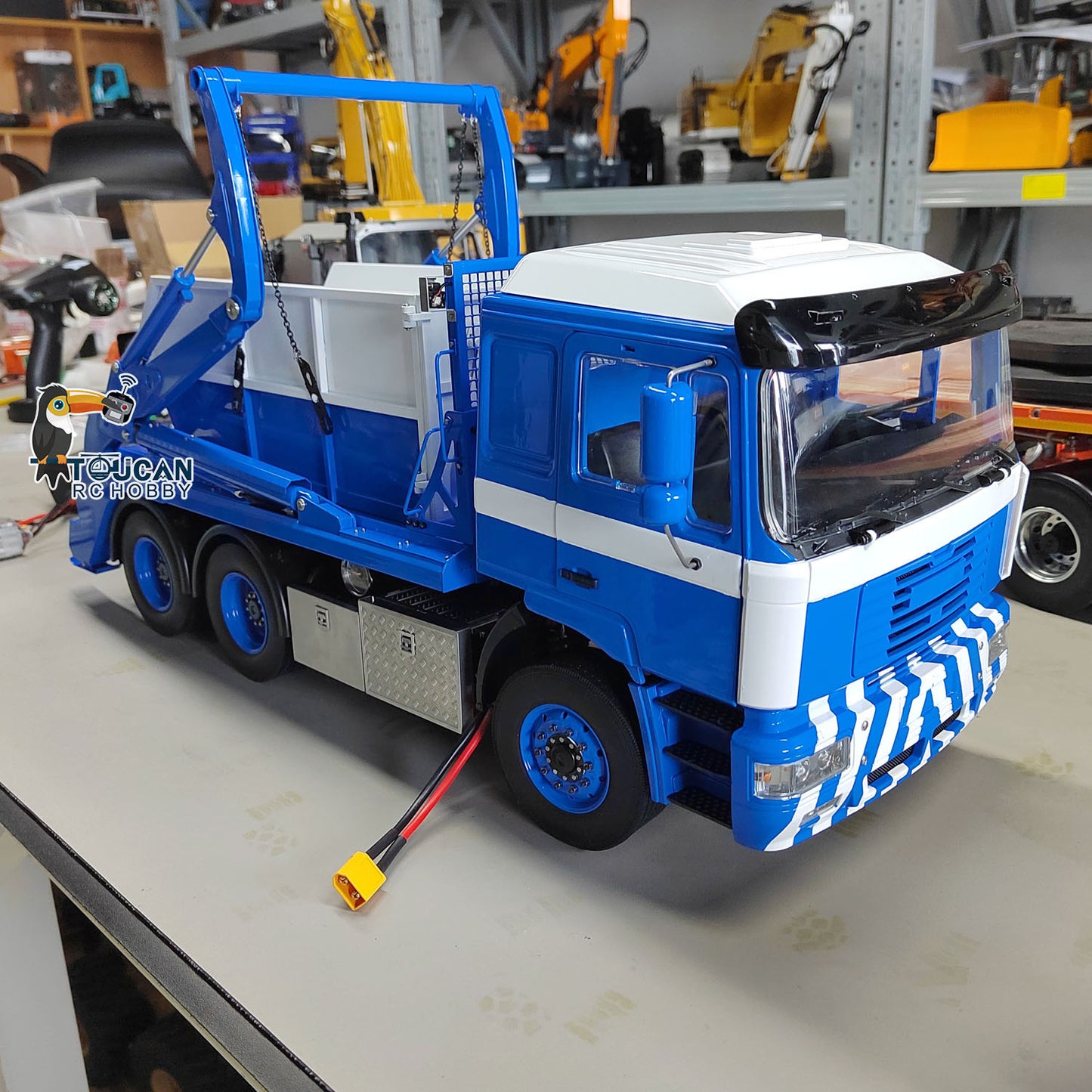 1/14 VL18U F2000 RC Hydraulische Ausrüstung Ferngesteuerter Absetzkipper Metall Schwingarm Beladenes Kippwagenmodell Lackiert Zusammengebaut