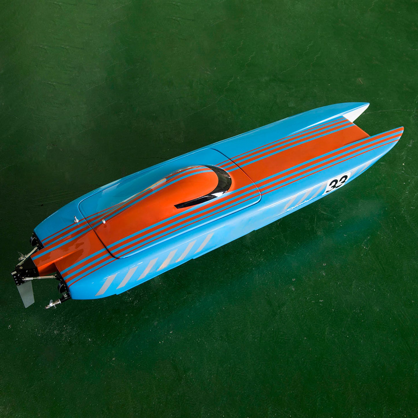 DTRC E33 Funkgesteuertes elektrisches Hochgeschwindigkeitsboot Fiberglas RC Wasserfahrzeug Bootmodell Kühlsystem RTR Batterie Dual Motor ESC