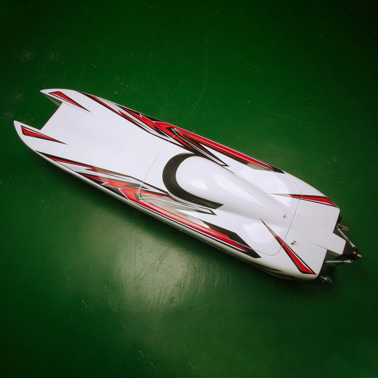 100 km/h Funkgesteuerte Rennboote DTRC E33 Kevlar Hochgeschwindigkeitsboot Wasserfahrzeugmodell RTR Kühlsystem Servo Dual Motor ESC