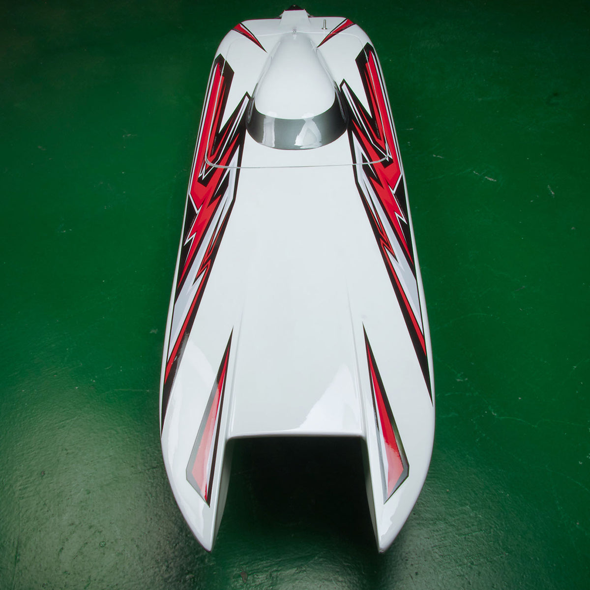 100 km/h Funkgesteuerte Rennboote DTRC E33 Kevlar Hochgeschwindigkeitsboot Wasserfahrzeugmodell RTR Kühlsystem Servo Dual Motor ESC