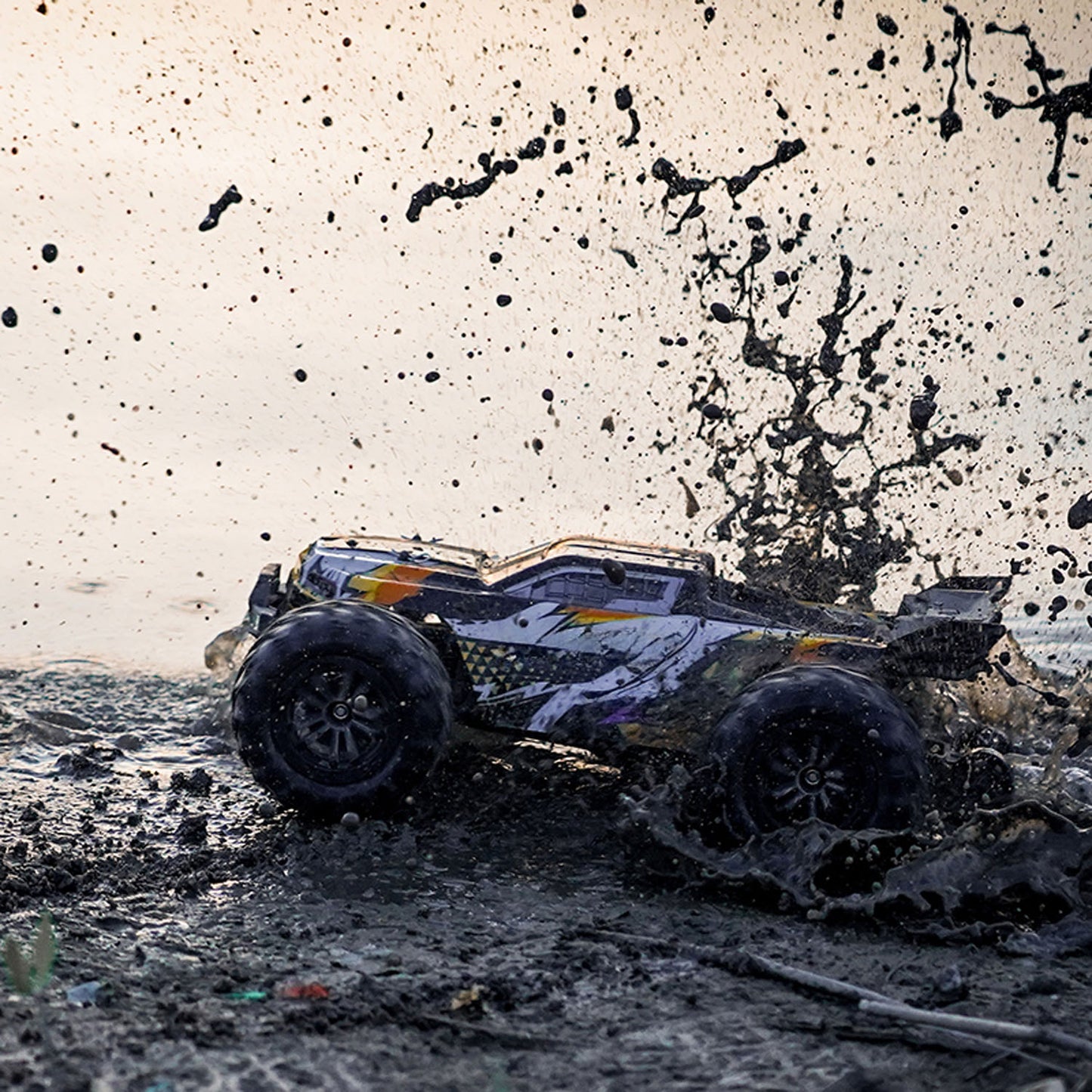 1/16 RC Pickup Truck Q117 4WD Fernbedienung Hochgeschwindigkeits-Geländewagen 70km/h RTR Batterie Bürstenloser Motor ESC Hubrad