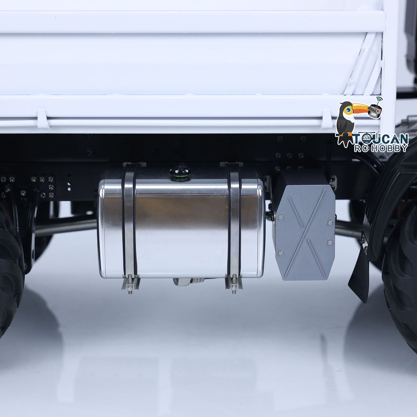1/14 RC 4x4 Hydraulic Dump Truck MD-4x4 hydraulic pump and oil hoses visible under bed