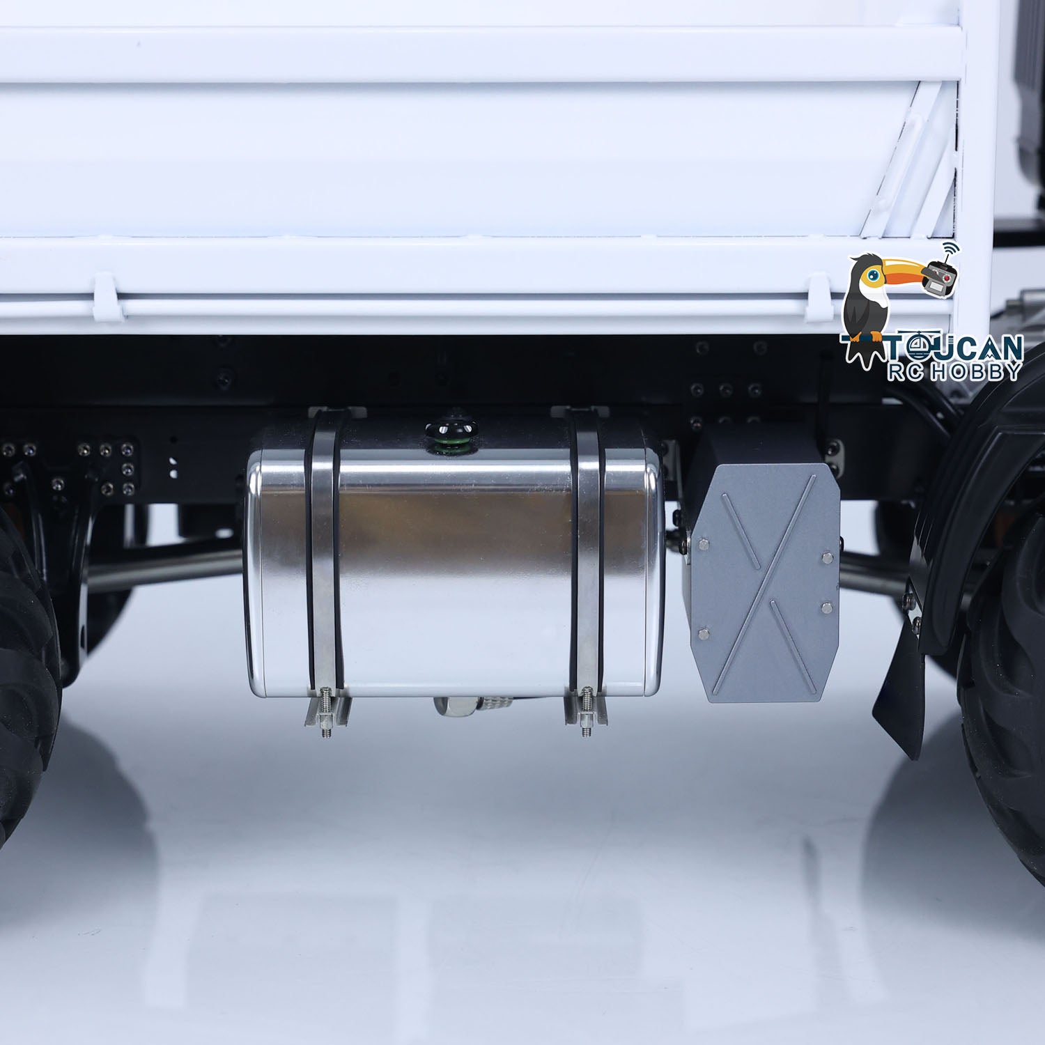 1/14 RC 4x4 Hydraulic Dump Truck MD-4x4 hydraulic pump and oil hoses visible under bed