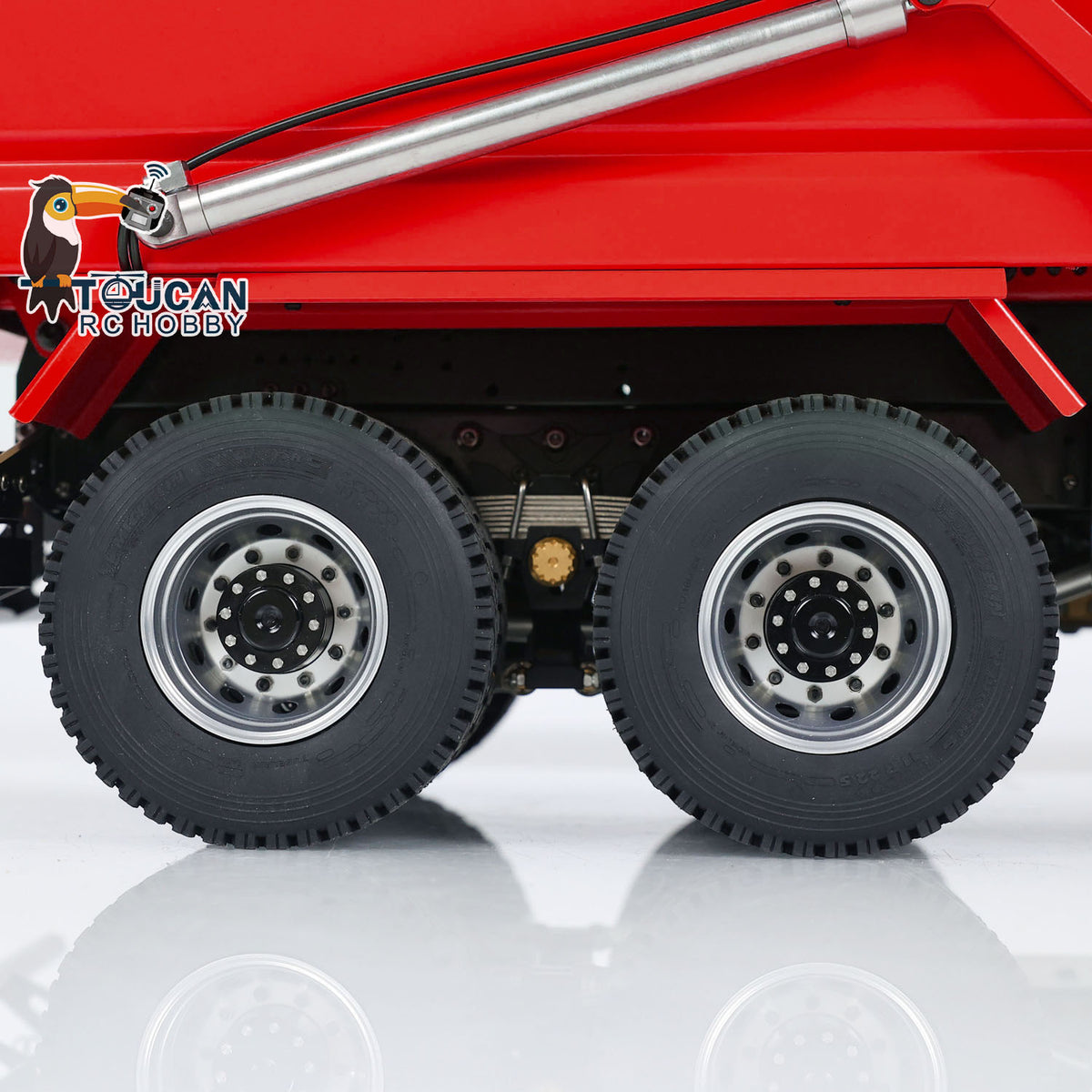 1/14 8x4 Hydraulic RC Dump Truck Underbody View 8x4 Driveline and Axles 